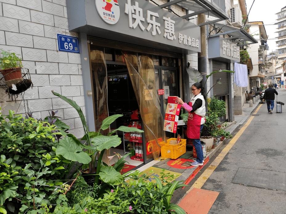 白沙街成夜归女孩“梦魇”，56岁超市大姐留灯11年，守护她们回家