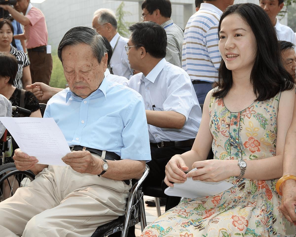 相差54岁的杨振宁和翁帆,翁帆对95岁杨振宁有多少爱情