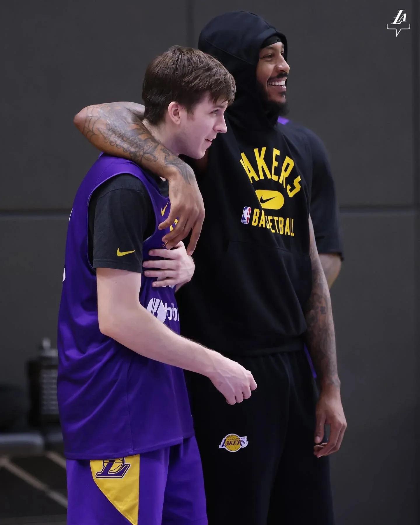 译文-里夫斯说：“要努力，要清醒，要忠于自己。”