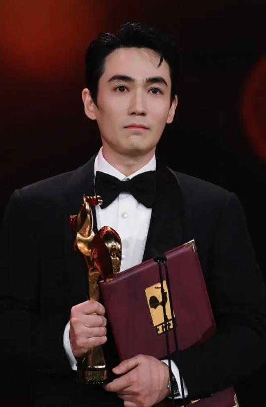 35岁朱一龙获金鸡影帝惹争议,朱一龙从影12载首次获35届金鸡