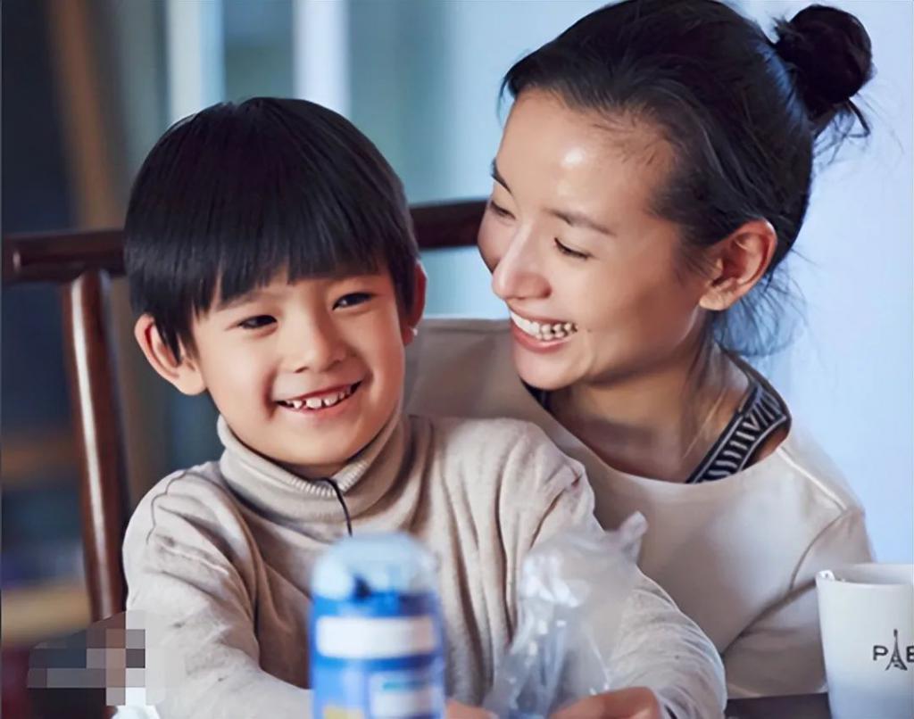 父女“嘴对嘴亲吻”不害臊，以爱的名义满足私欲的行为，该停止了