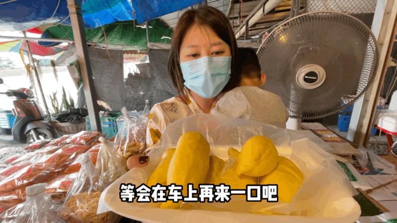 还吃啥榴莲自助?来泰国路边摊吃榴莲,100块钱管饱