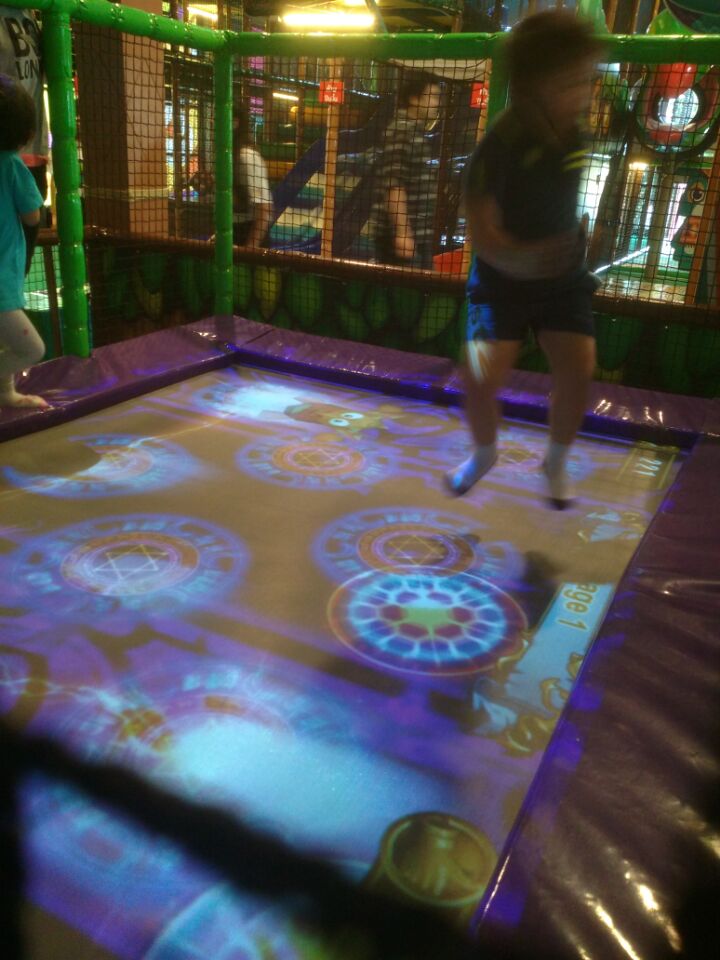 智立方地面互动投影游戏,室内儿童乐园互动游戏