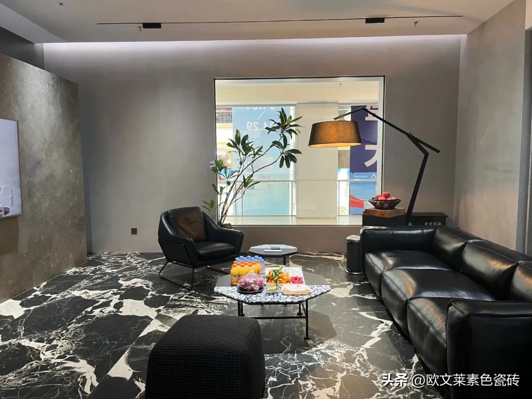 欧文莱加盟商高质量发展峰会成都启幕，门店新基建全面启动