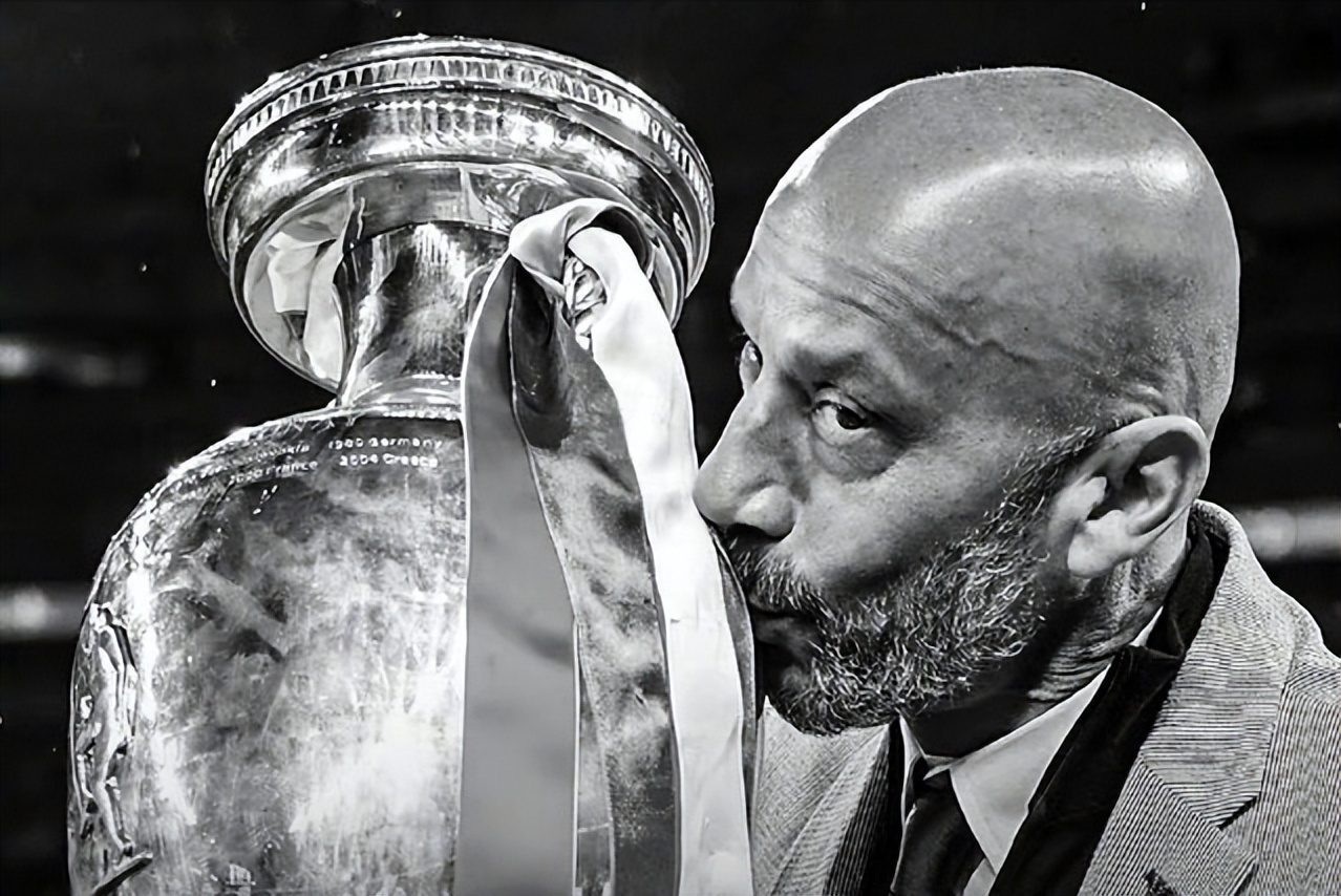 曼奇尼送别维亚利,足坛名宿维亚利离世