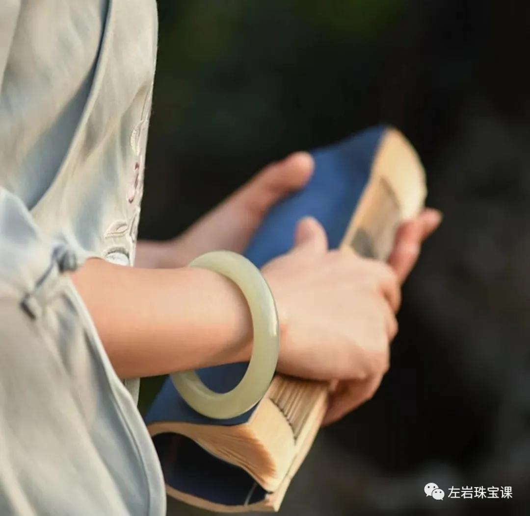 玉镯怎么挑选适合自己,买玉镯怎么选才正确