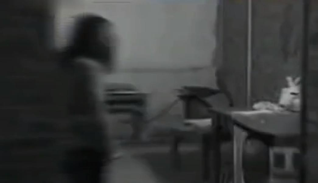 08年，河北女孩“瘫痪”卧床20年，姐姐安上监控后，戳穿多年*局骗**