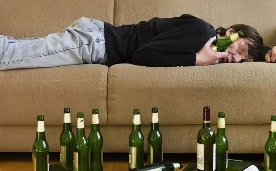 辽宁男子喝3万斤酒撑大脖子,男子嗜酒如命一天三四斤白酒
