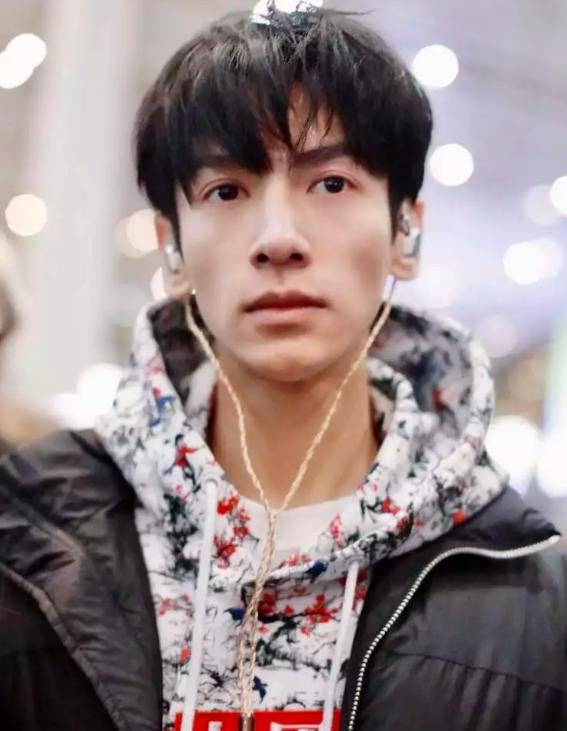 衣不蔽体,全身涂白,满口假牙闪瞎眼…娱圈的病态审美,该管管了