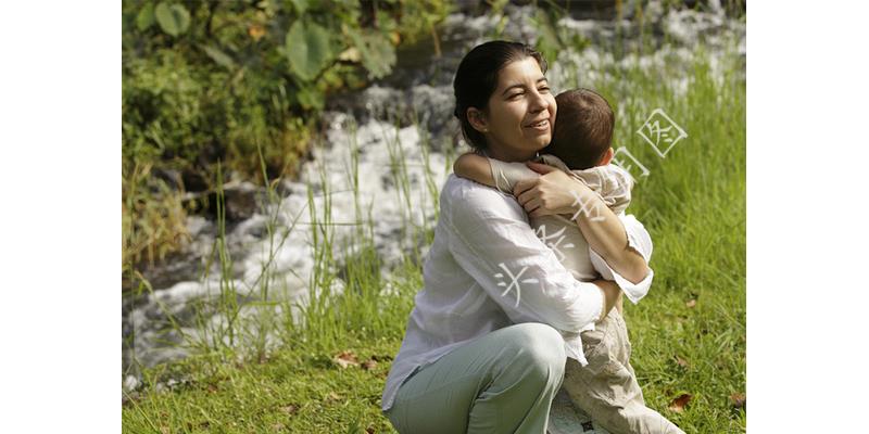 儿子月入十几万每月给父亲五十元,儿子打工了每个月给我1000块钱