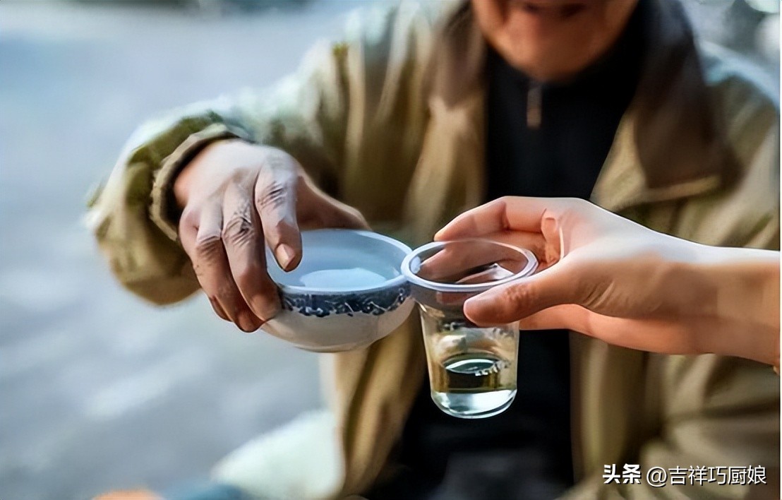 一杯白酒换算多少啤酒,啤酒换算白酒简单公式是什么