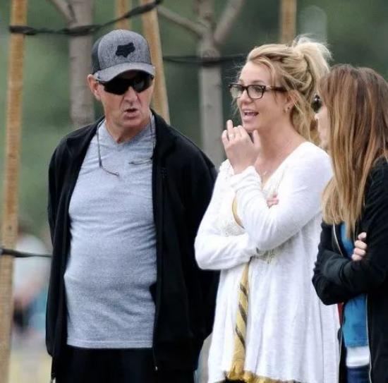 “小甜甜”被父亲在体内放节育器，奴役她13年，禁止让她见孩子