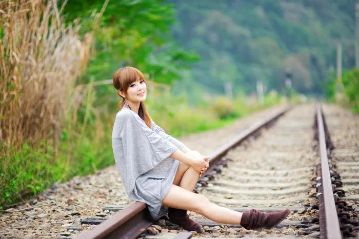 火车上排泄物对铁路影响,火车上粪便直接排到铁轨上为什么