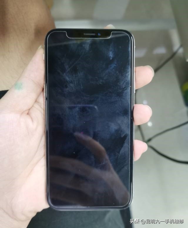 手机进水黑屏了但是有声音怎么办,手机进水屏幕黑屏