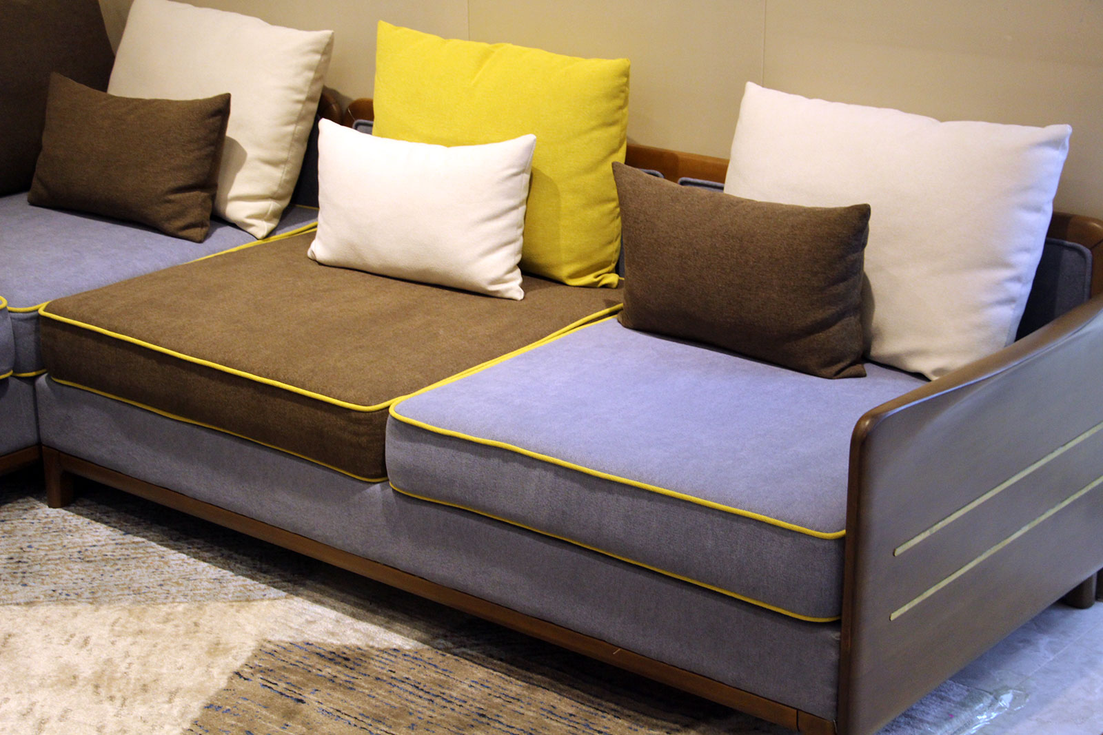 为什么实体店沙发比网购沙发软,为什么网上的沙发比实体店便宜