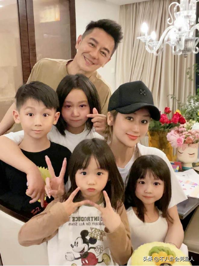 老牌港星在内地有多赚钱？李克勤狂买4套豪宅，何家劲豪车代步