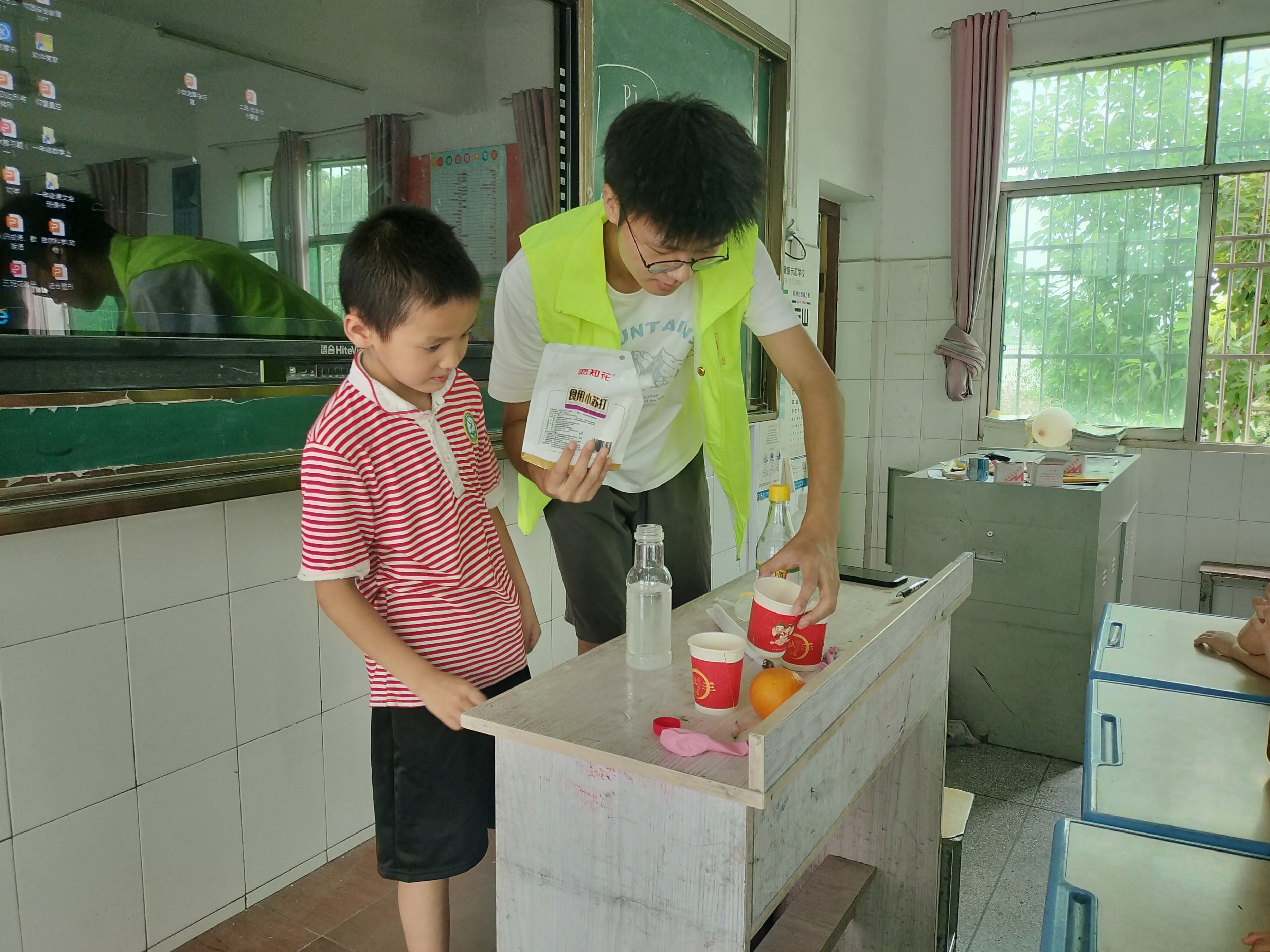 湖师学子三下乡：趣味科学课——自制喷泉科学小实验