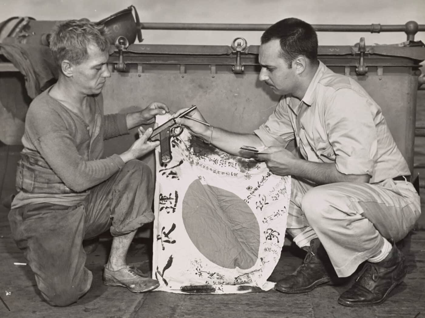 自杀都费劲的枪！日本手枪界的卧龙凤雏，南部十四式和他的兄弟