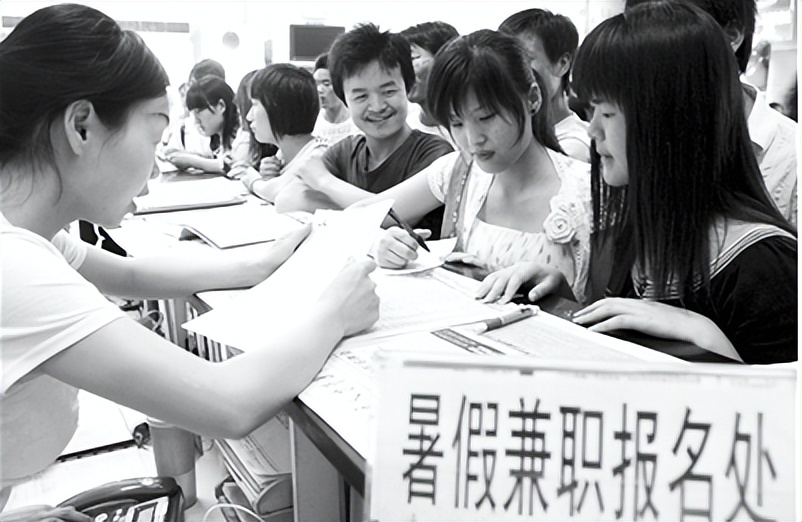 大学生暑假涌向工厂流水线，月入五六千，目标就是赚出一台iPad