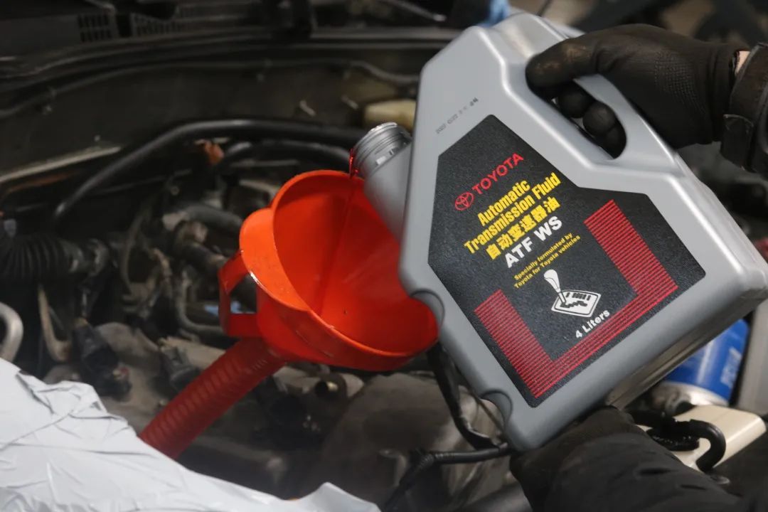 2003年的丰田老霸道，33万公里“车况残旧”，翻新复活变新车