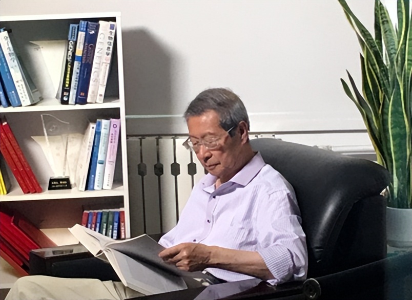 81岁院士，讲了一门“比春运火车票还难抢”的课