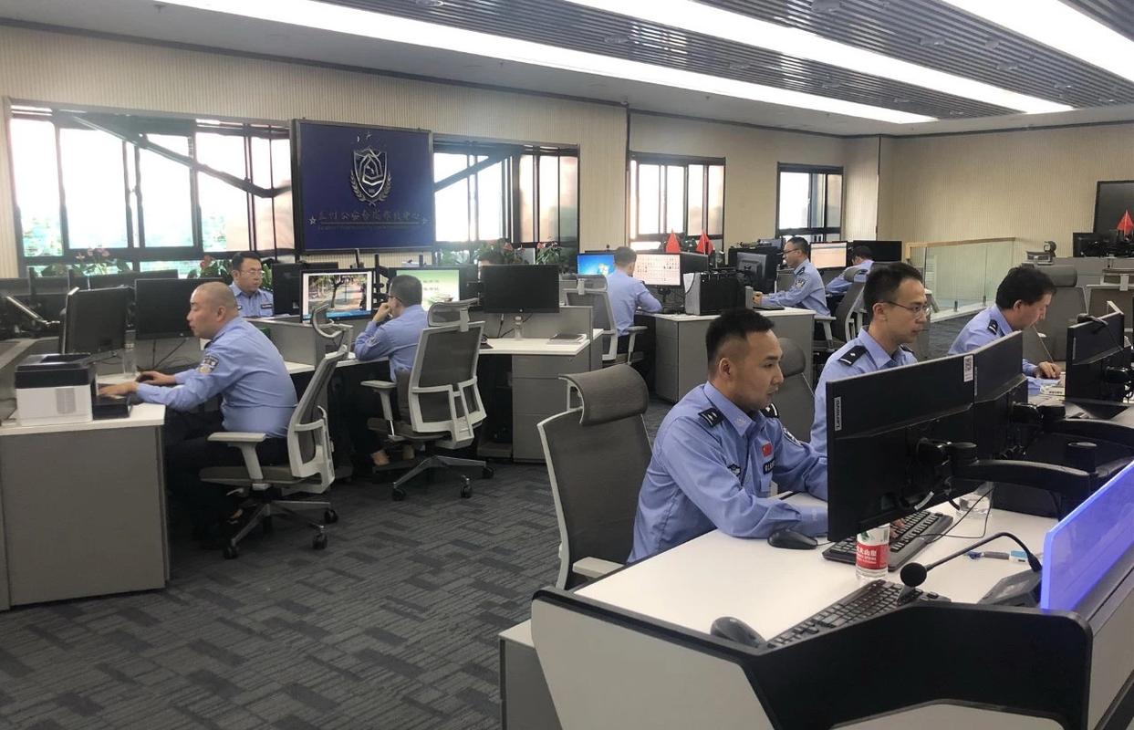 风水大师专给富婆算命,有几颗痣都知道,被捕后坦言:曾是美容院的