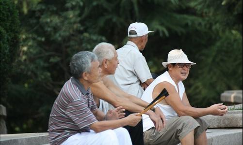 老人捡弃婴考上清华父母认亲,女子捡到弃婴7年父母找到