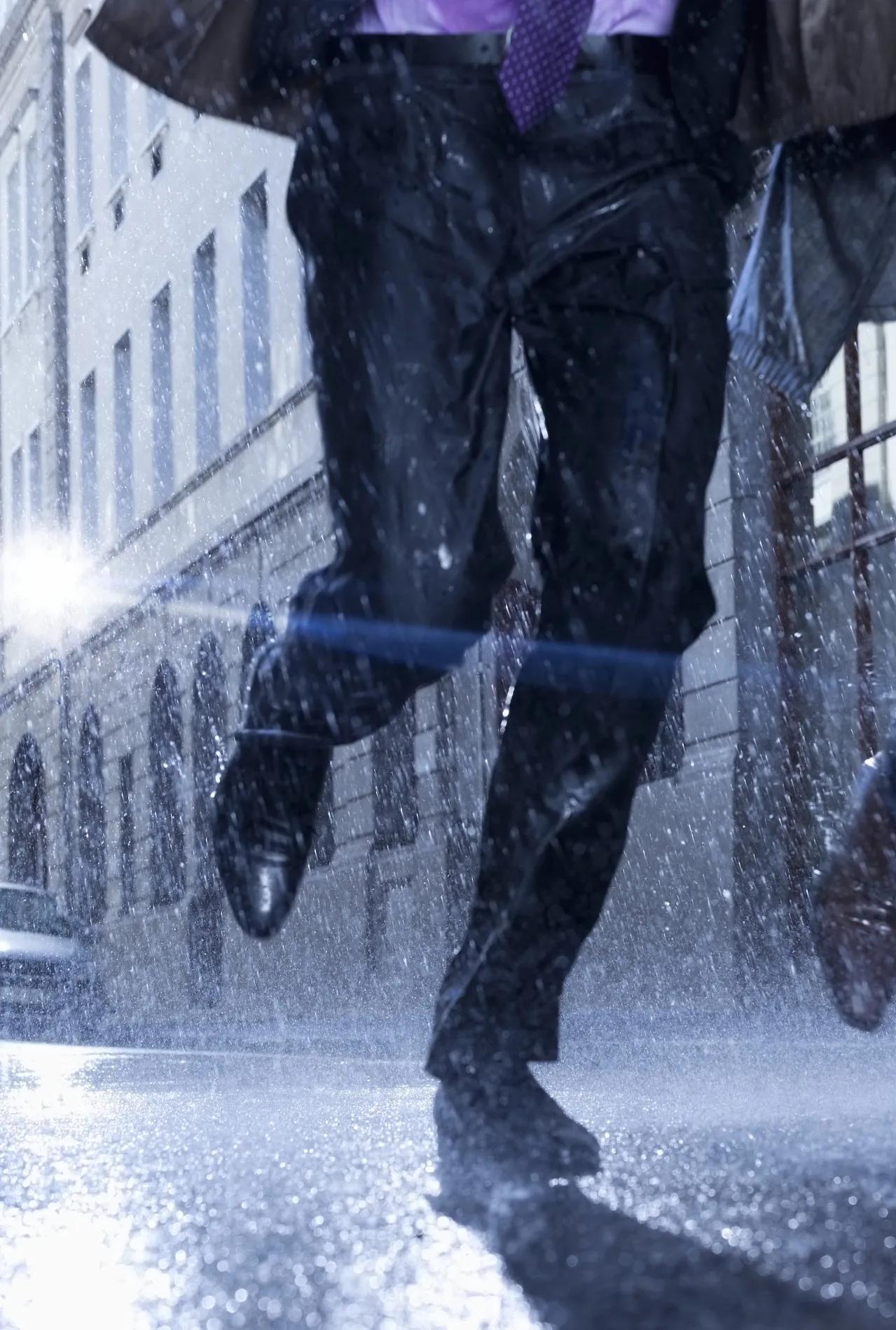 我帮女邻居联系一桩生意，她给了我50万，我用50万炒股赚了340万