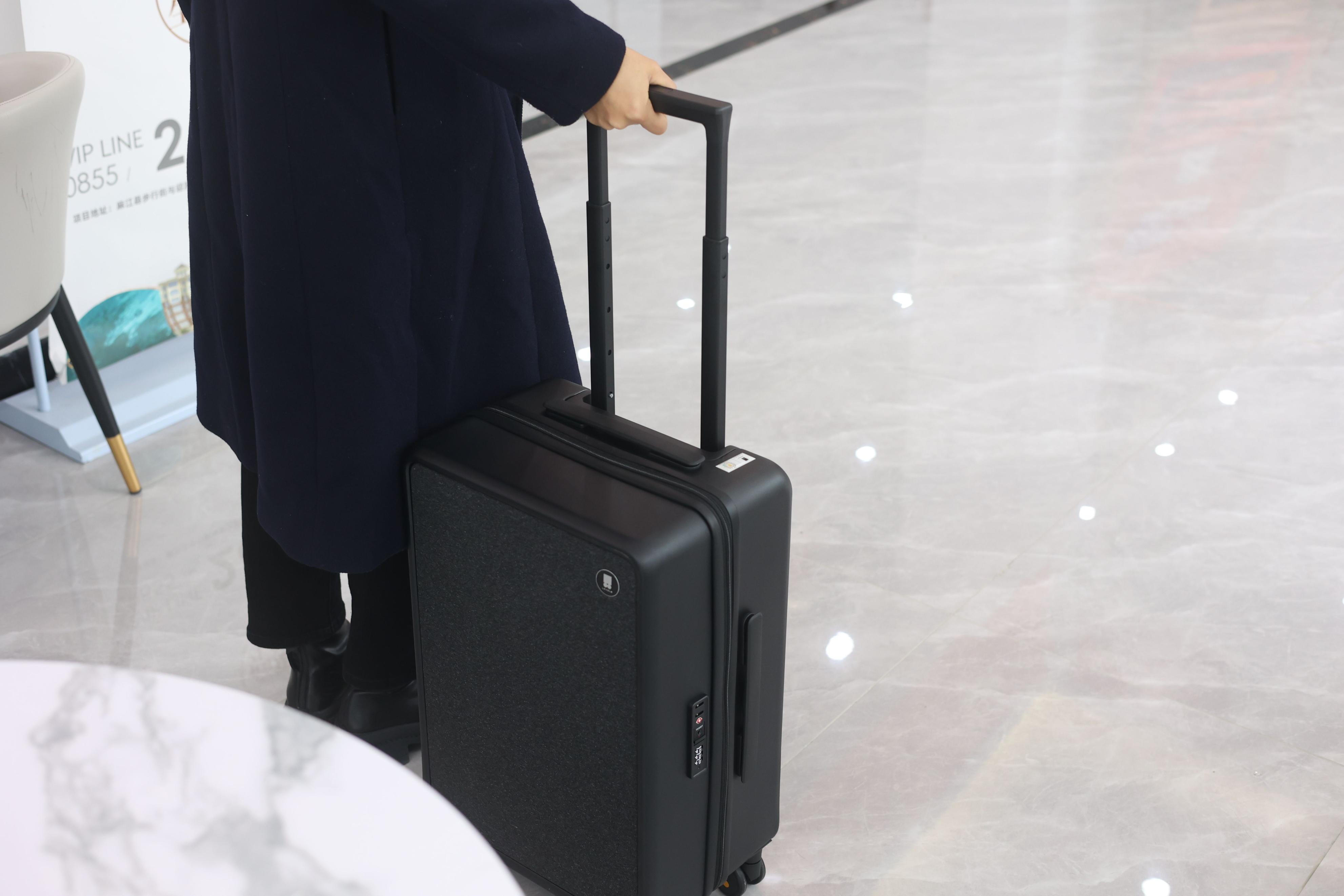 出差旅行的好伙伴，地平线8号拉杆箱方便实用