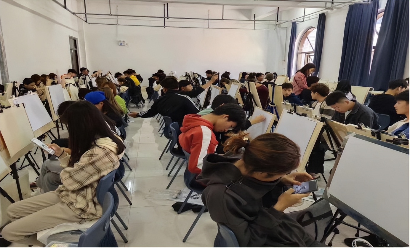 大连工业大学艺术与信息工程学院应用科技学院的二十四时