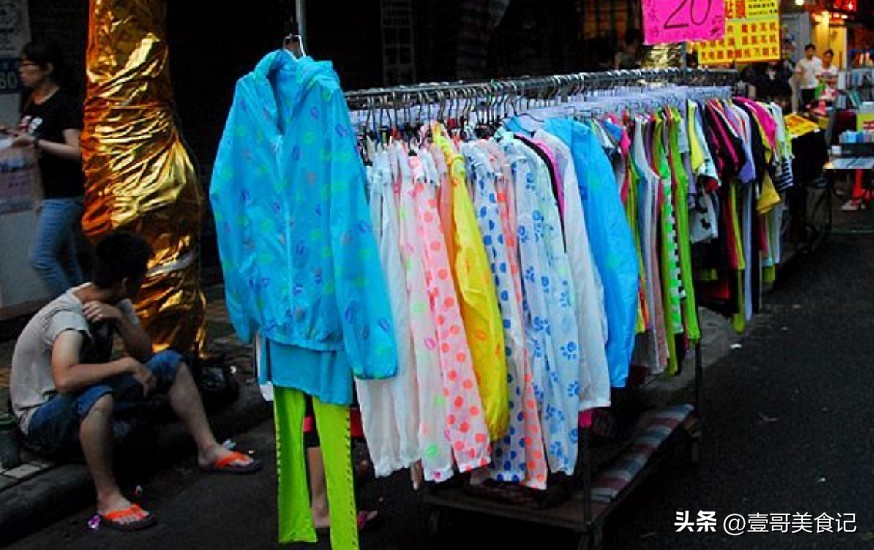 早市上10元一件的衣服哪来的,几十块的路边摊衣服也能穿