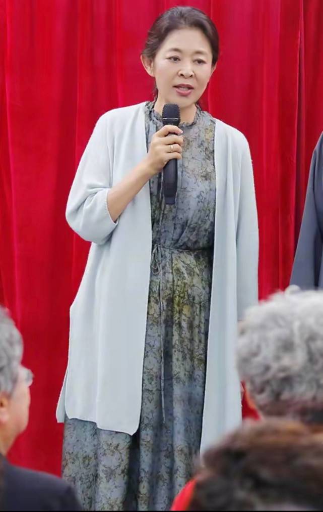 倪萍黑裙,62岁倪萍现身飒气扬雄十足