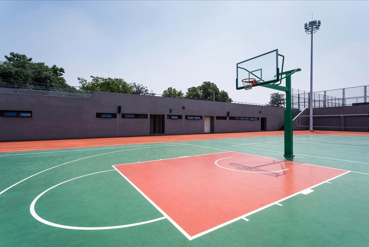 硅pu球场为什么发黑,硅pu球场老化程度区分