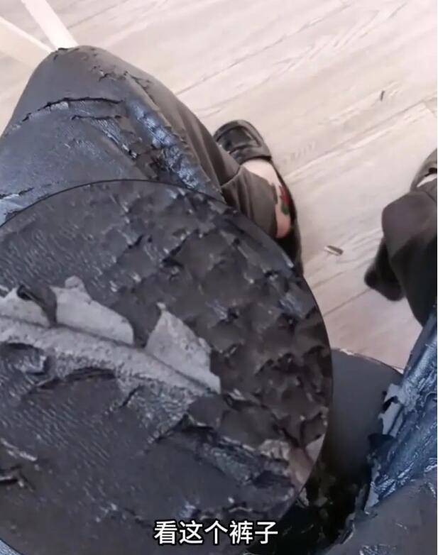 女子穿皮裤后“炸开花”,女子网购皮裤穿上炸花了