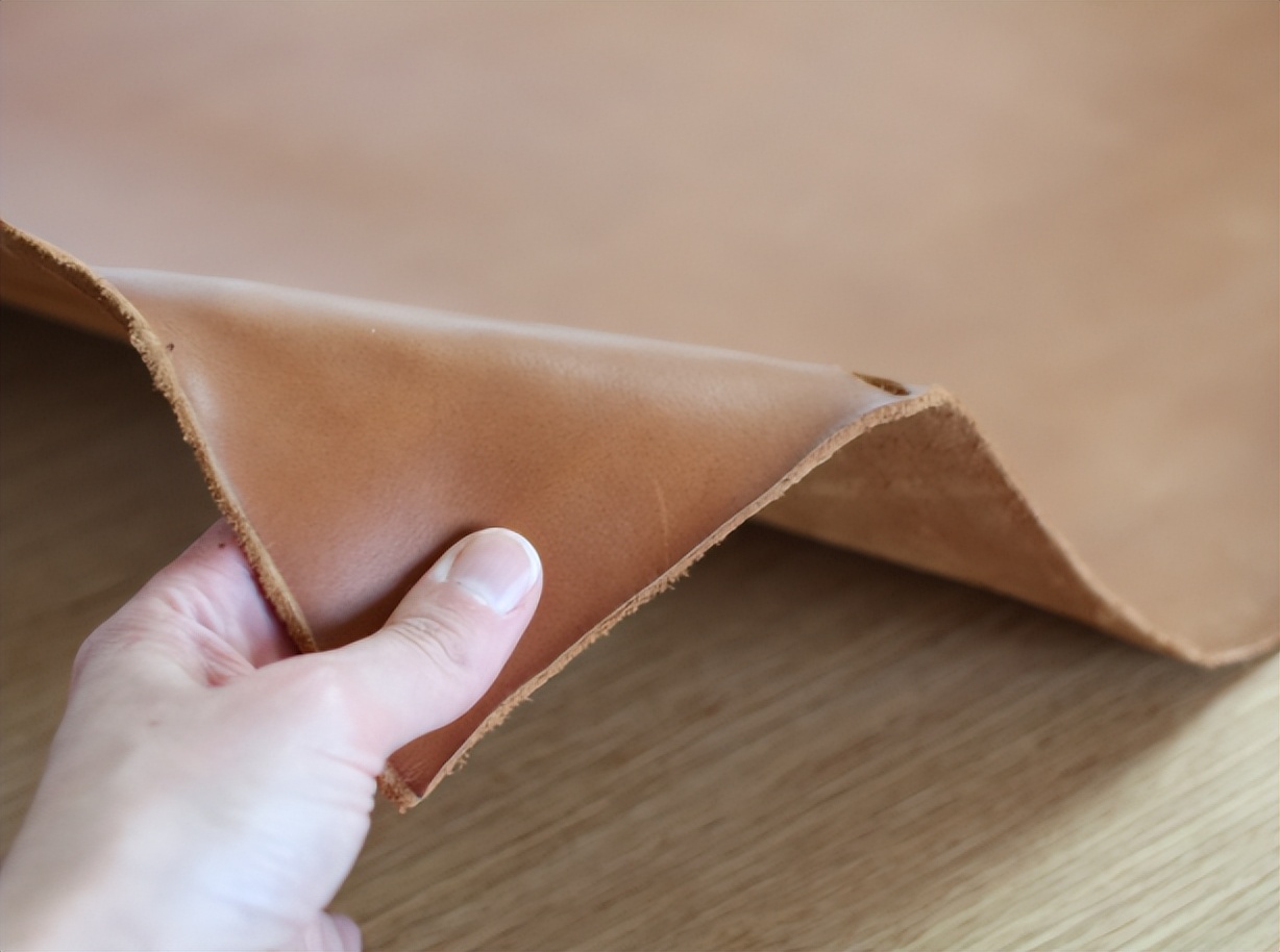 网红小哥买下各种奢侈包包剪碎和火烧,只为揭开奢侈品的暴利真相