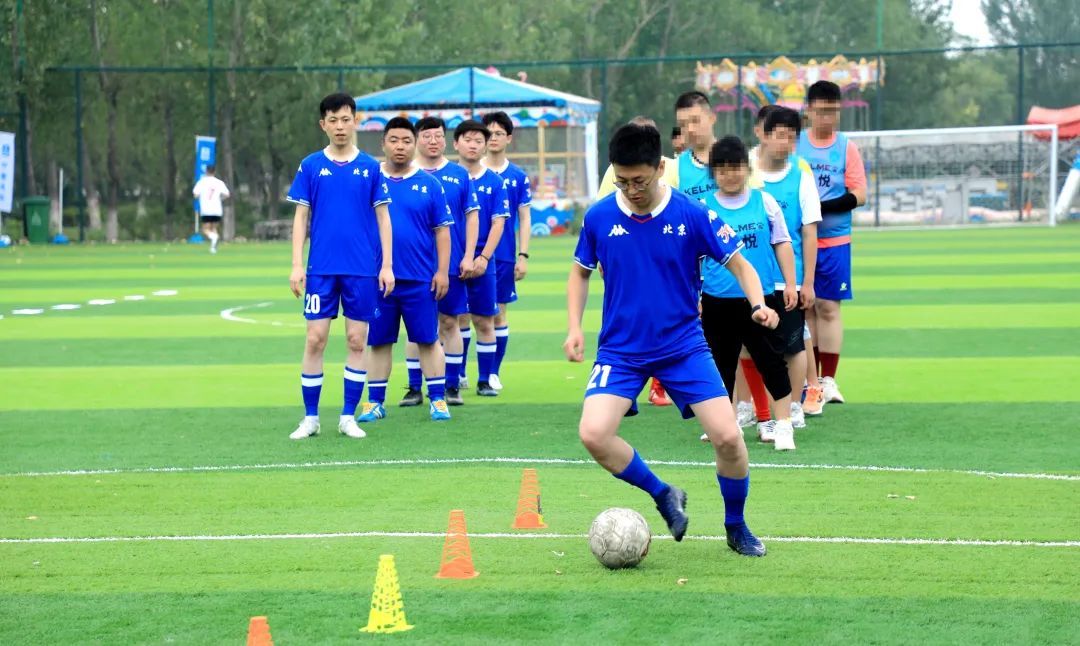 为热爱上场，建设者与“星星的孩子”逐梦绿茵