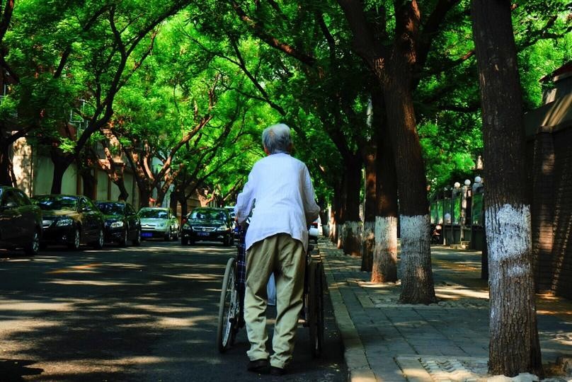 64岁老人北漂11年，掏马桶、摆地摊、做保洁，攒300万为儿买婚房