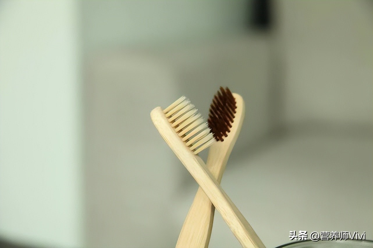 小孩早换牙是不是寿命就提前,小孩换牙可以提前到牙科拔吗