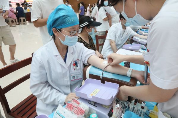 医护献血挽救生命,血液就是生命