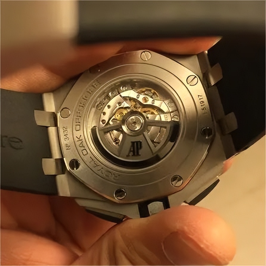 爱彼手表后盖掉了,爱彼手表后螺丝钉丢了