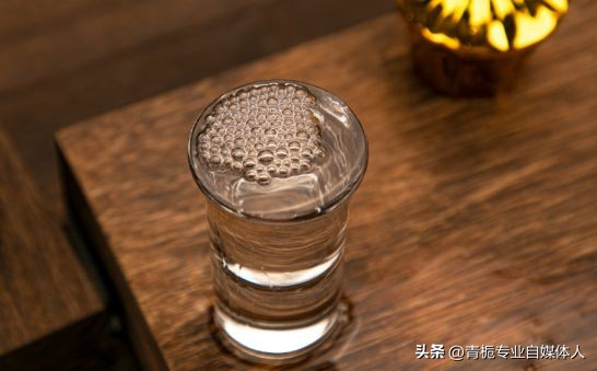 男子鉴定几十瓶假酒发飙,男子上门鉴定几十瓶假茅台发飙