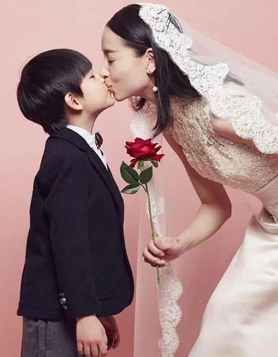 强吻30岁女儿，陪孩子裸睡起生理反应，没有边界感的父母有多可怕