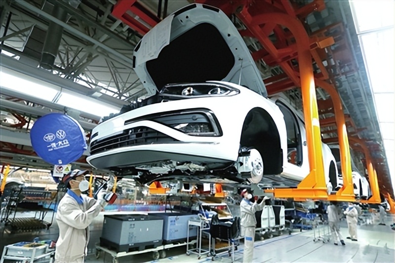 复工复产工人忙碌,开工的首日工人们干劲十足