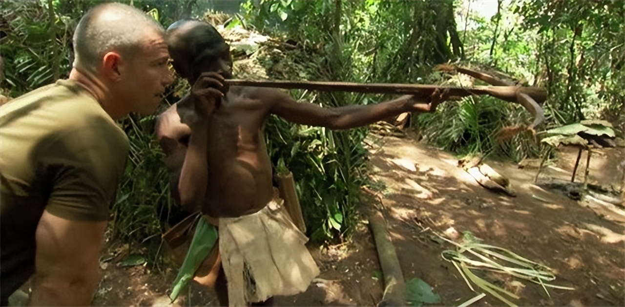 非洲巴卡部落：男人捕杀六米巨蟒，女人挖洞抓非洲巨鼠