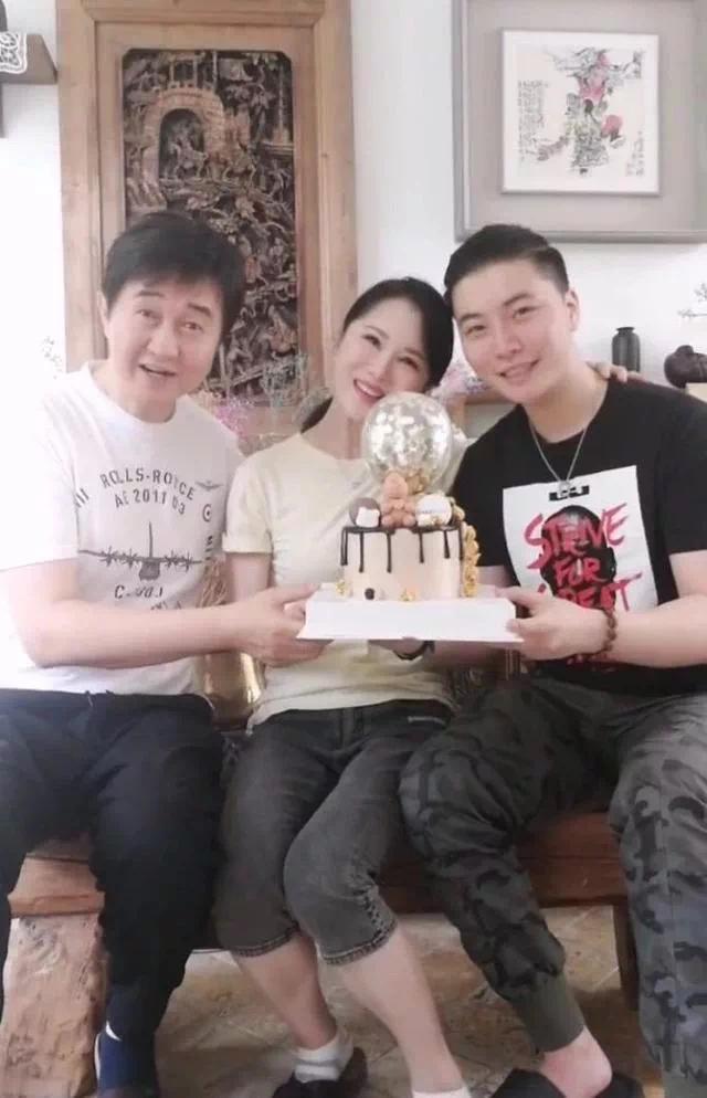 不婚、接廉价商演、走穴…一首歌唱一辈子的老牌歌星，现状各不同