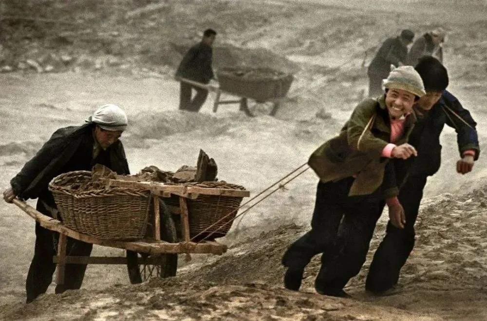 表哥新买手机掉粪池，表哥做法让人感慨良多