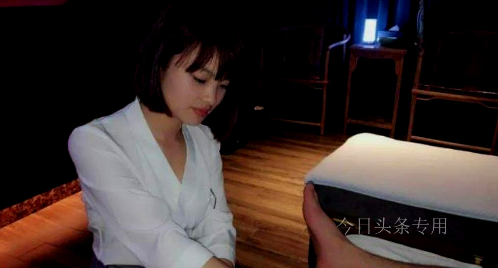 按摩店*技师女**抚摸男子*体下**，男子见状大吼：我是来要正规服务的