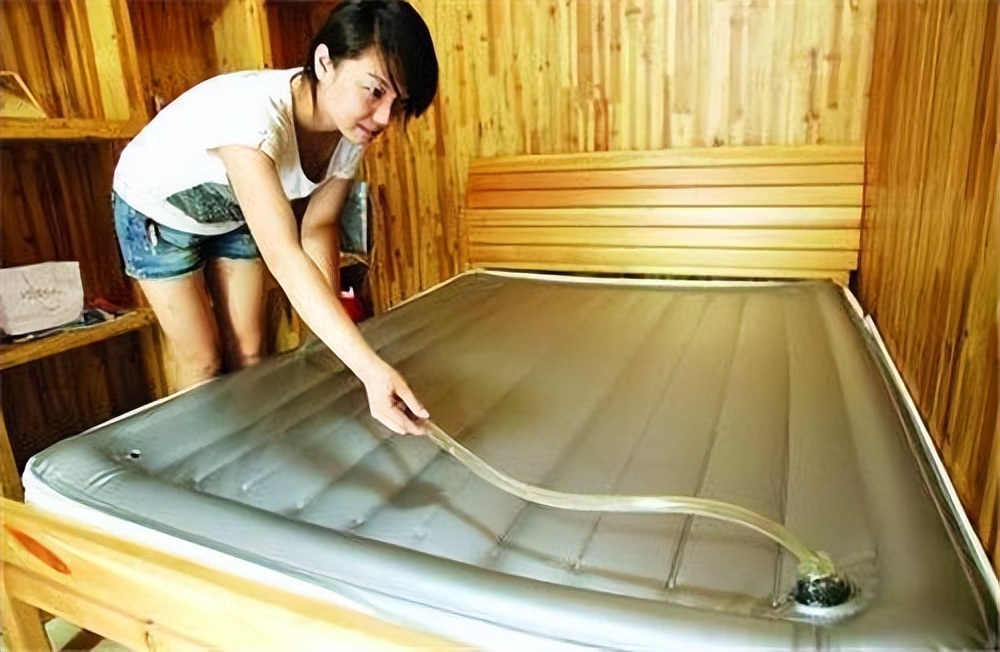 酒店水床为什么这么受欢迎,酒店里的水床为何深受年轻人青睐