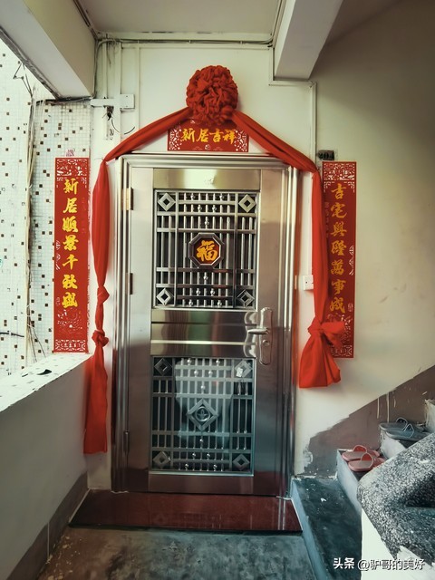 春节贴对联先贴家还是贴大门,春节贴对联的福字是倒着贴吗