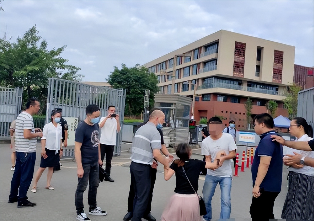 2300校服校方回应,学校订高价校服事件